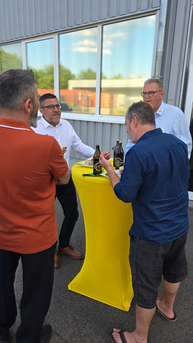 Échange des distributeurs principaux internationaux lors de la clôture en soirée